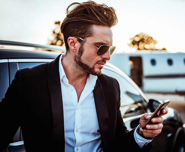 buono regalo Amazon da 20 euro su sfondo scuro con il caratteristico logo Amazon (freccia arancione). Elementi grafici blu completano il design coordinato della campagna.