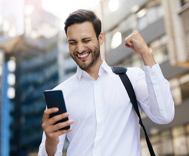 giovane donna con berretto rosso e cappotto beige cammina felicemente per una strada cittadina. Sullo sfondo si intravede un edificio storico con cupola. Elementi grafici circolari blu e turchesi decorano l'immagine.