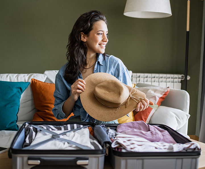 buono regalo Amazon da 20 euro su sfondo scuro con il caratteristico logo Amazon (freccia arancione). Elementi grafici blu completano il design coordinato della campagna.